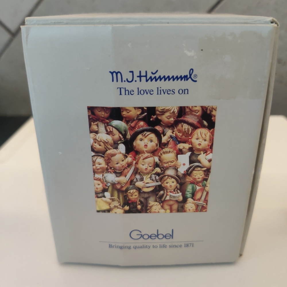 Goebel Hummel #532 Angel Joyous News with Accordion in Original box - Picture 6 of 7